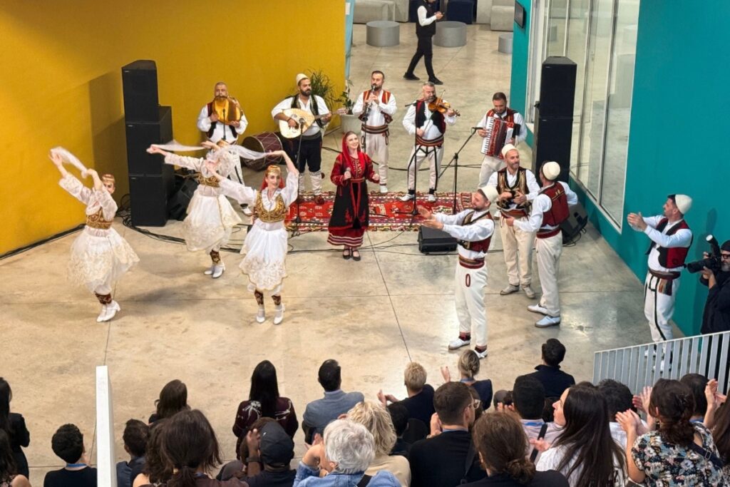 Grupo de músicos y bailarines interpretando música y danzas tradicionales albanesas durante el 42 Global Seminar 2026.