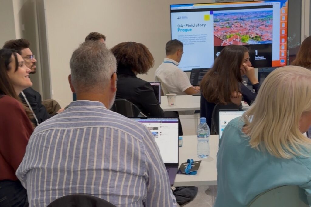 Participantes trabajando con ordenadores durante una sesión del 42 Global Seminar 2026 en Tirana.