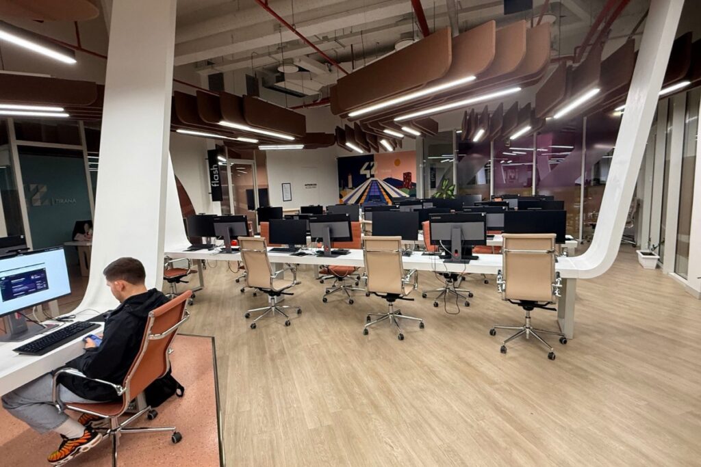 Interior del campus 42 Tirana con puestos de trabajo y ordenadores destinados a la formación en programación.