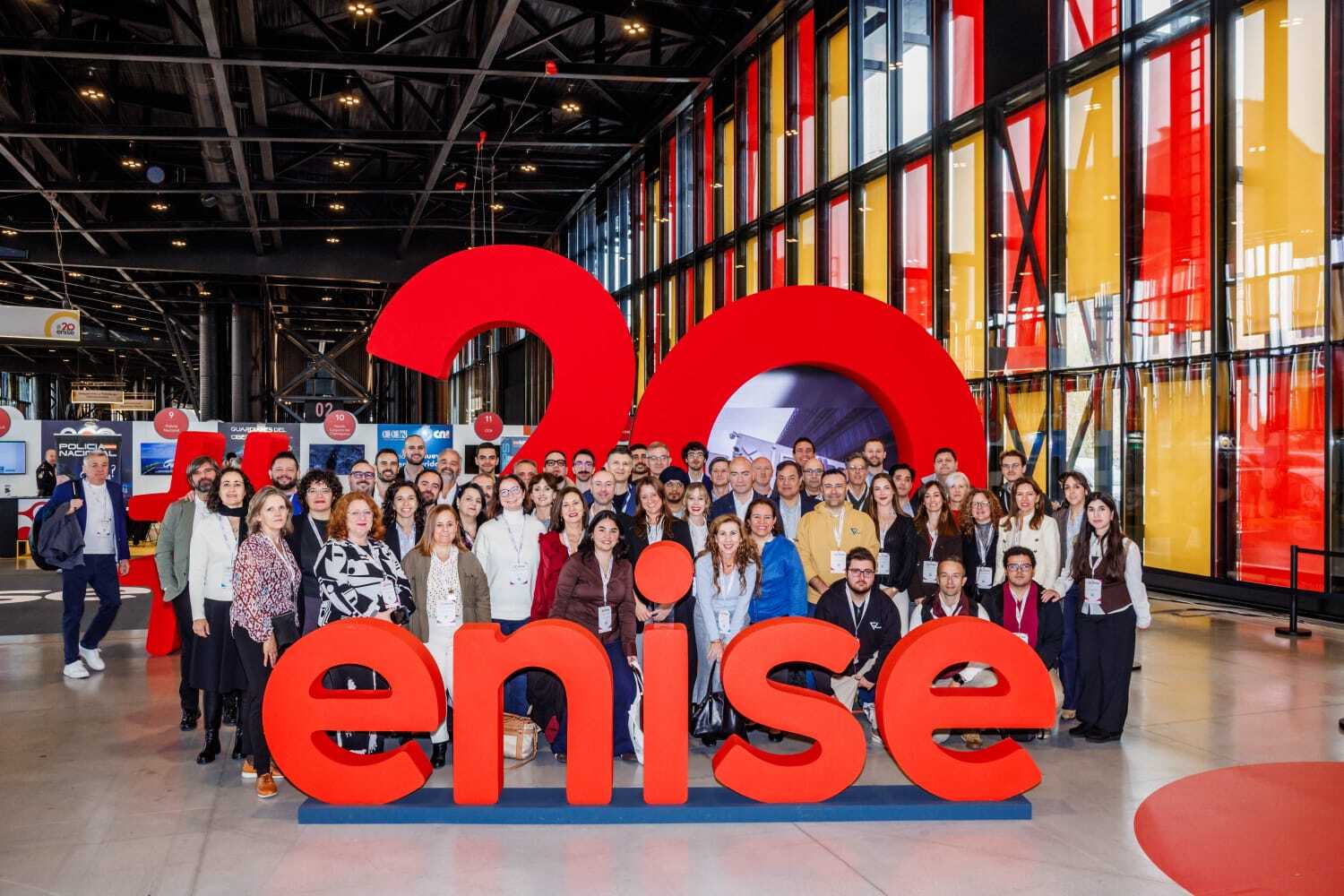 Fotografía de grupo de participantes en 20ENISE 2026 junto al logotipo del evento en León.
