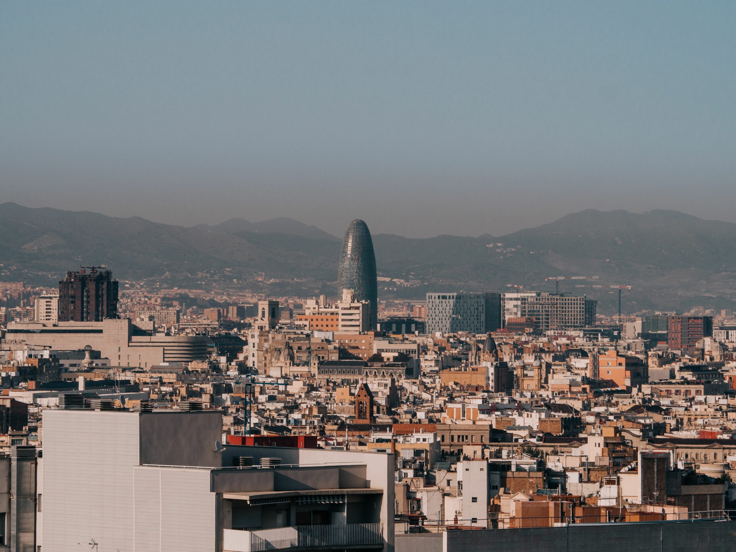Vista panorámica de Barcelona con la Torre Glòries y el distrito tecnológico 22@ al fondo.